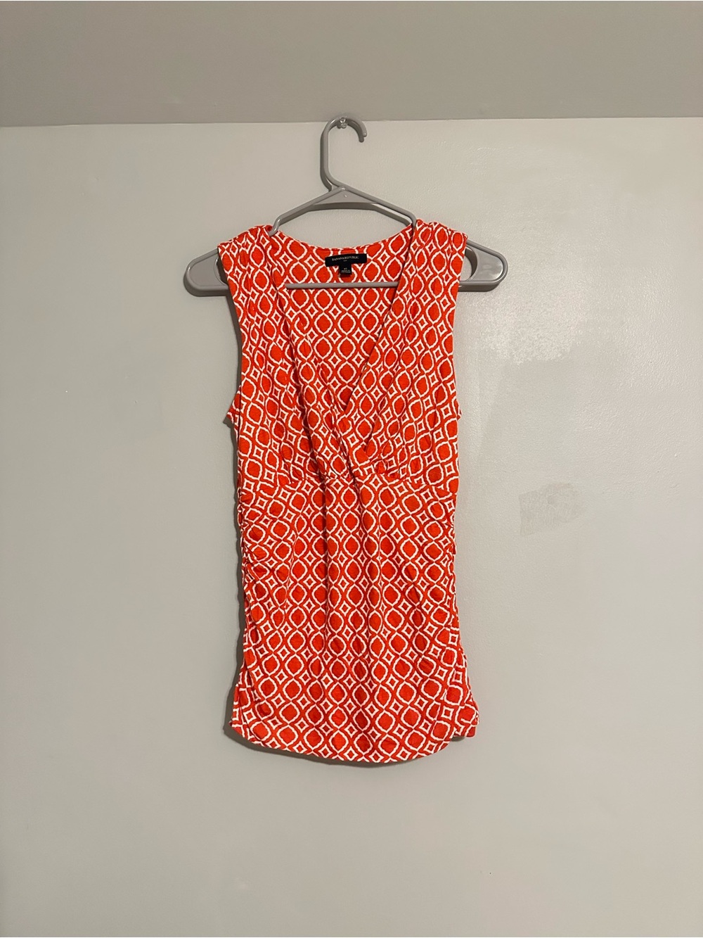 Banana Republic Women's Orange Geometric Print Sleeveless V-Neck Blouse Size XS
